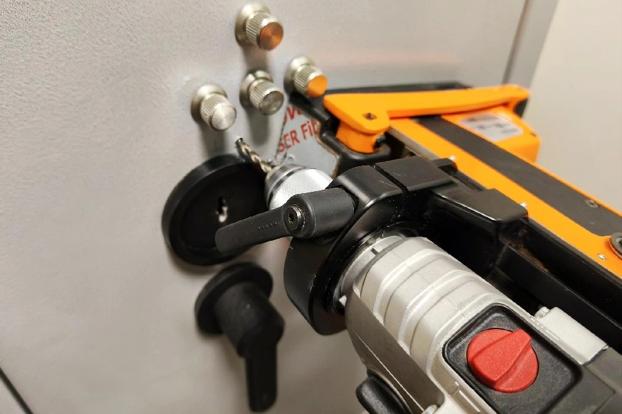 Intervention d'un Serrurier-Coffretier pour l'ouverture d'un coffre-fort bloqué par perçage